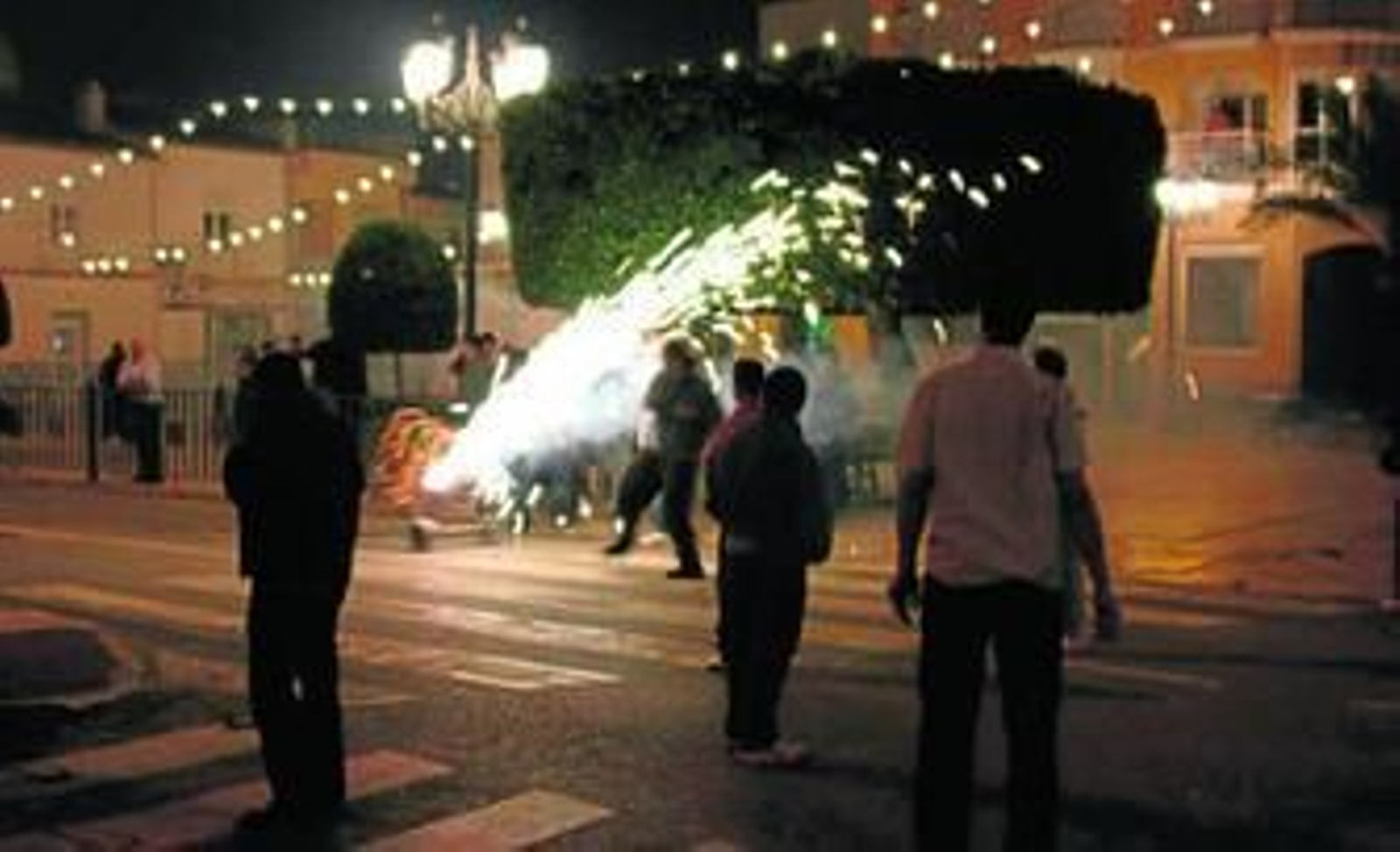 Los pulpileños corren por las calles de la localidad perseguidos por los toros de fuego.