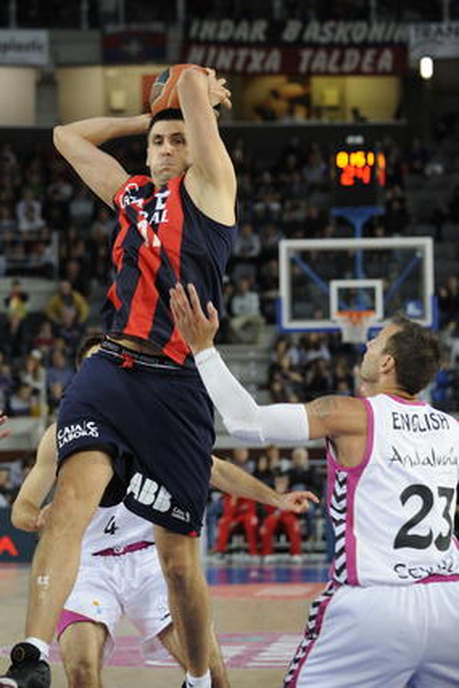 El Cajasol-Banca Cívica comienza su andadura en la Liga Endesa con derrota en casa del Caja Laboral (73-60).

Foto: Lino González (ACB Photo)