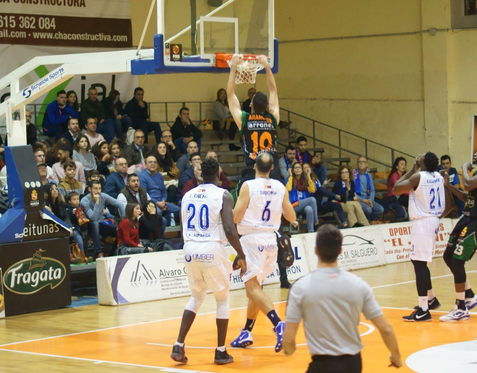 El jugador del Morón Aramburu hace un mate.