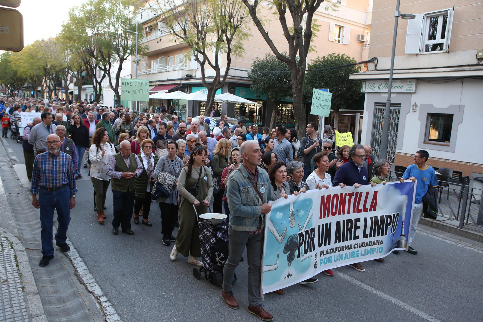 La manifestación de los vecinos de Montilla contra la orujera, en imágenes