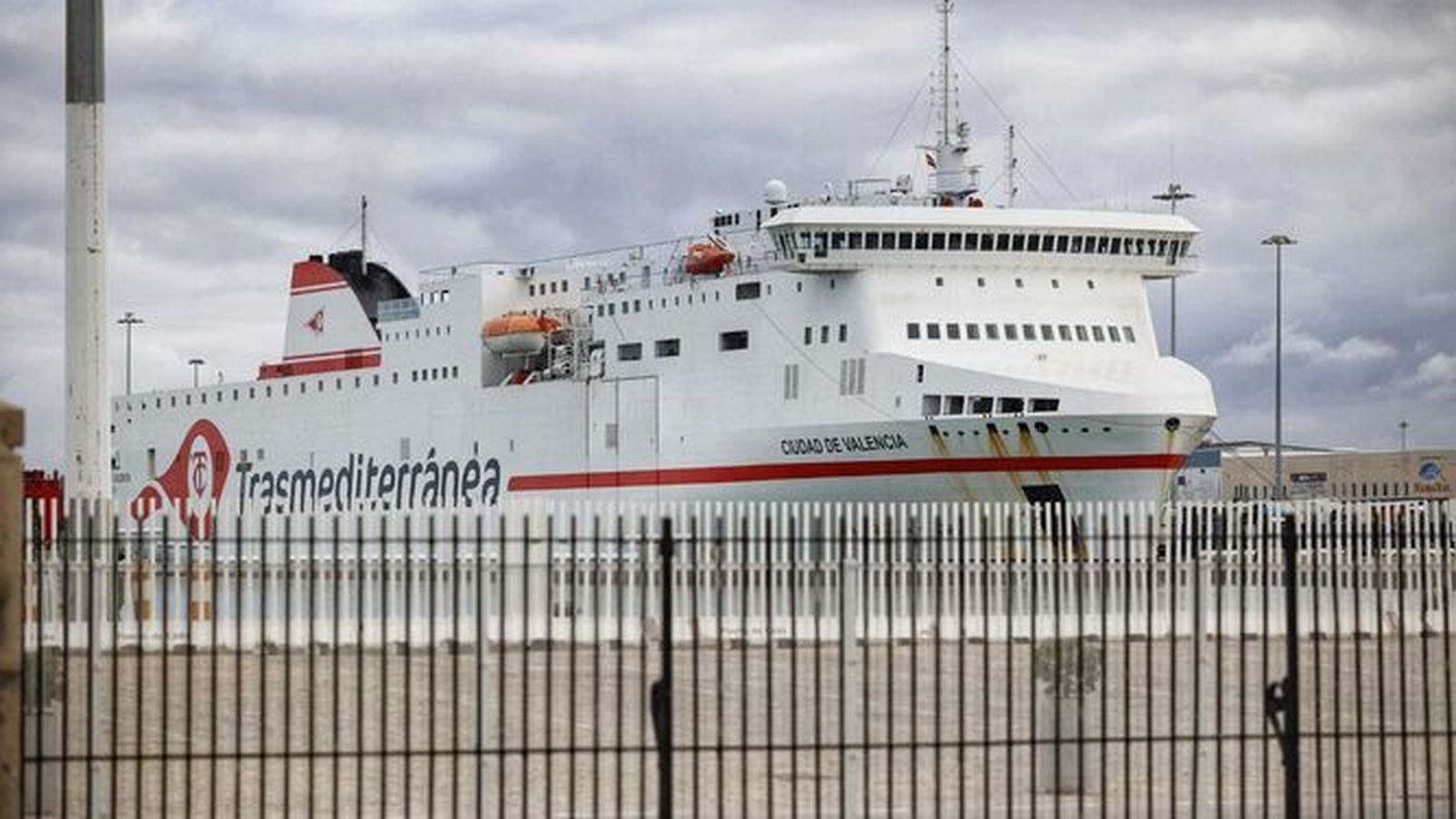 l ferry 'Ciudad de Valencia' quedó amarrado en el muelle Marqués de Comillas, luego pasó al Muelle de la Libertad y este jueves permanecía en La Cabezuela.