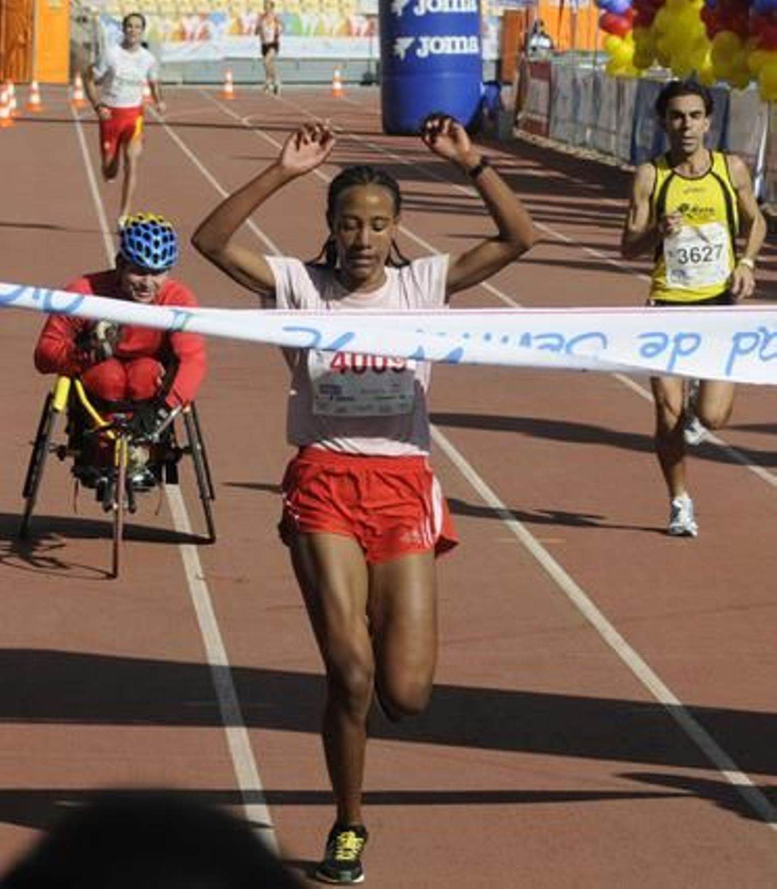 4.161 corredores han participado en el XXVI Maratón Ciudad de Sevilla 2010 Gran Premio de Andalucía, que ha acabado ganando el keniano Phillip Biwot. / Juan Carlos Vázquez