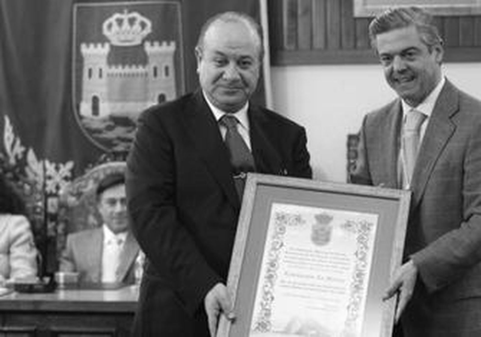 Francisco Caparrós recoge la distinción de manos del alcalde, Juan Carlos Juárez.