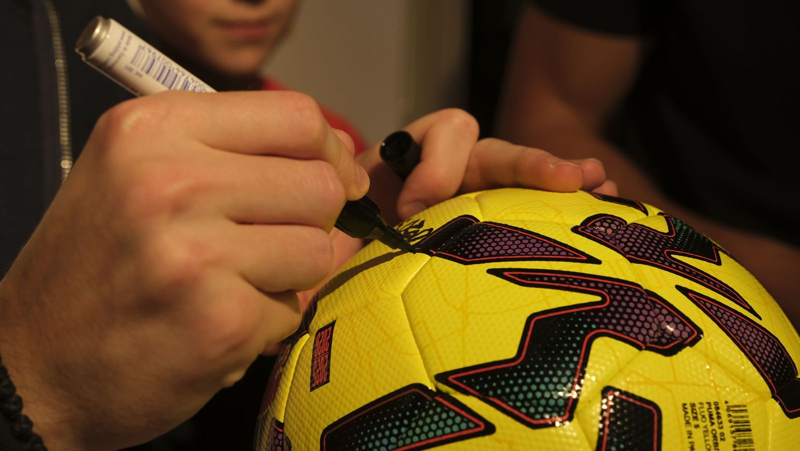 Búscate en las fotos de la firma de los jugadores de la U.D. Almería en la tienda Orange