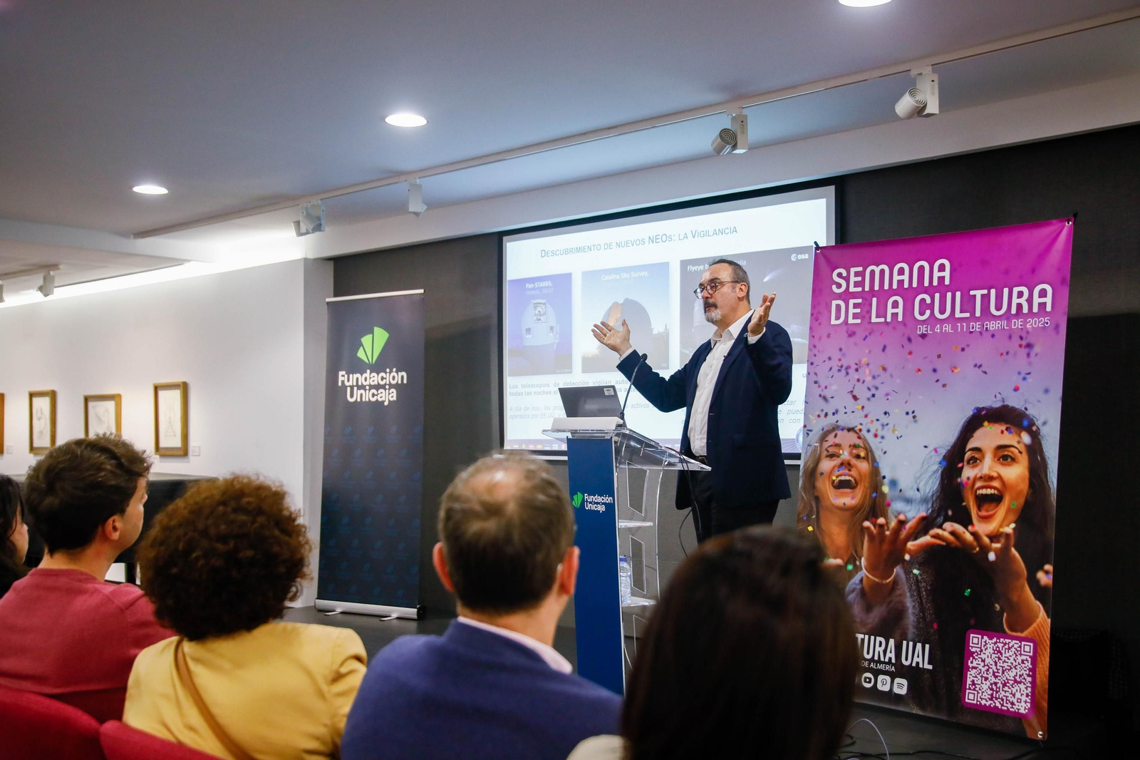 Semana de la Cultura UAL en Fundación Unicaja de Almería con Juan Luis Cano experto en defensa planetaria, en imágenes