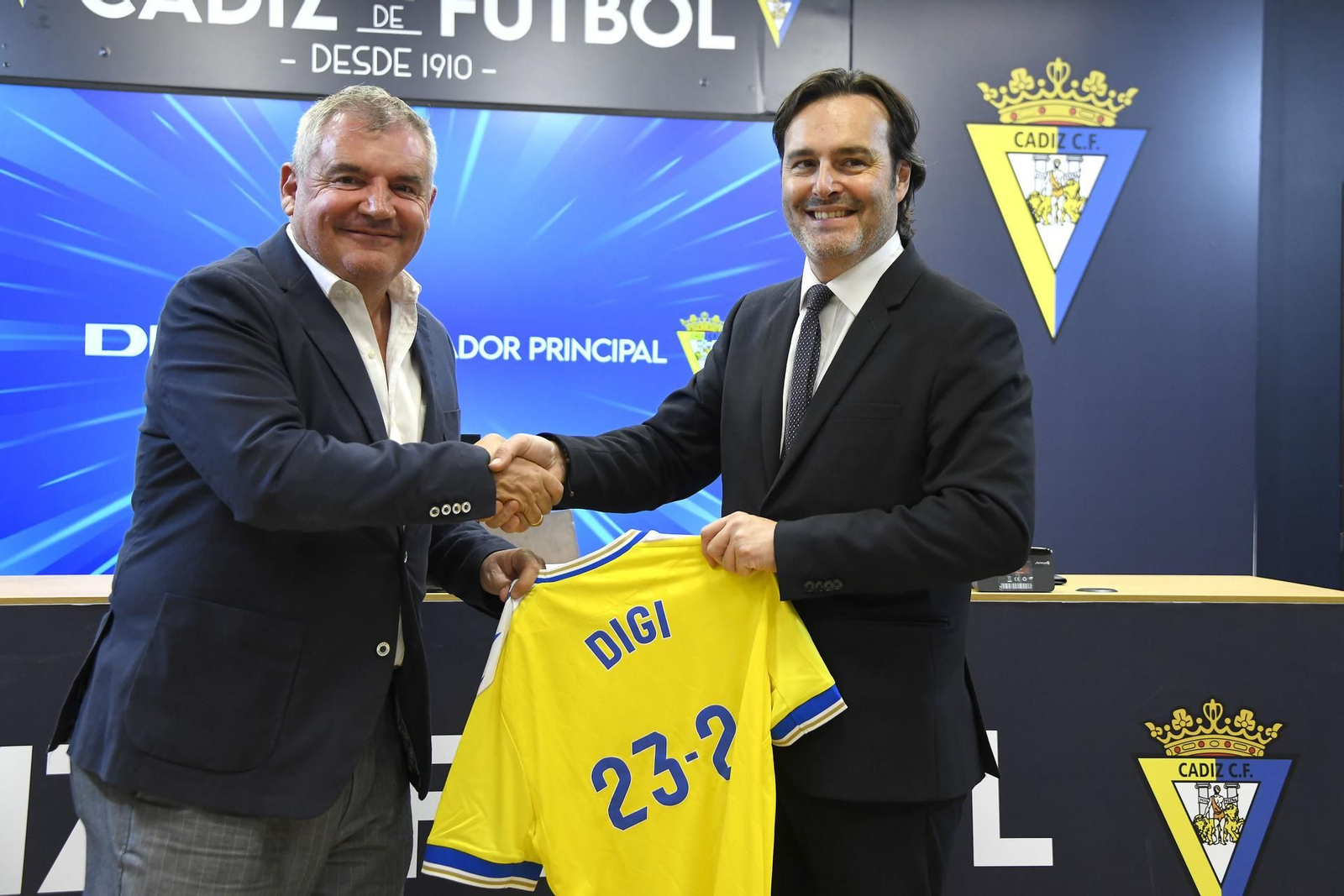 Manuel Vizcaíno y Ángel Álvarez posan con una camiseta tras la rúbrica del nuevo acuerdo.