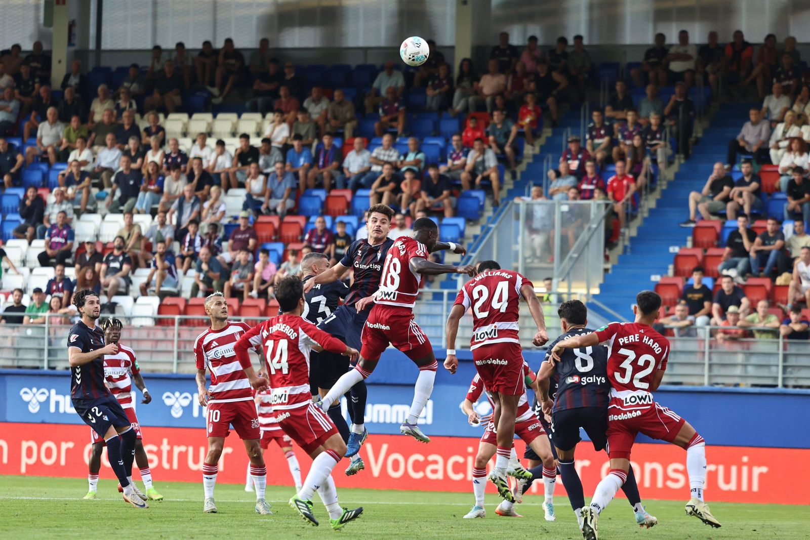 Un lance del partido entre el Eibar y el Granada.