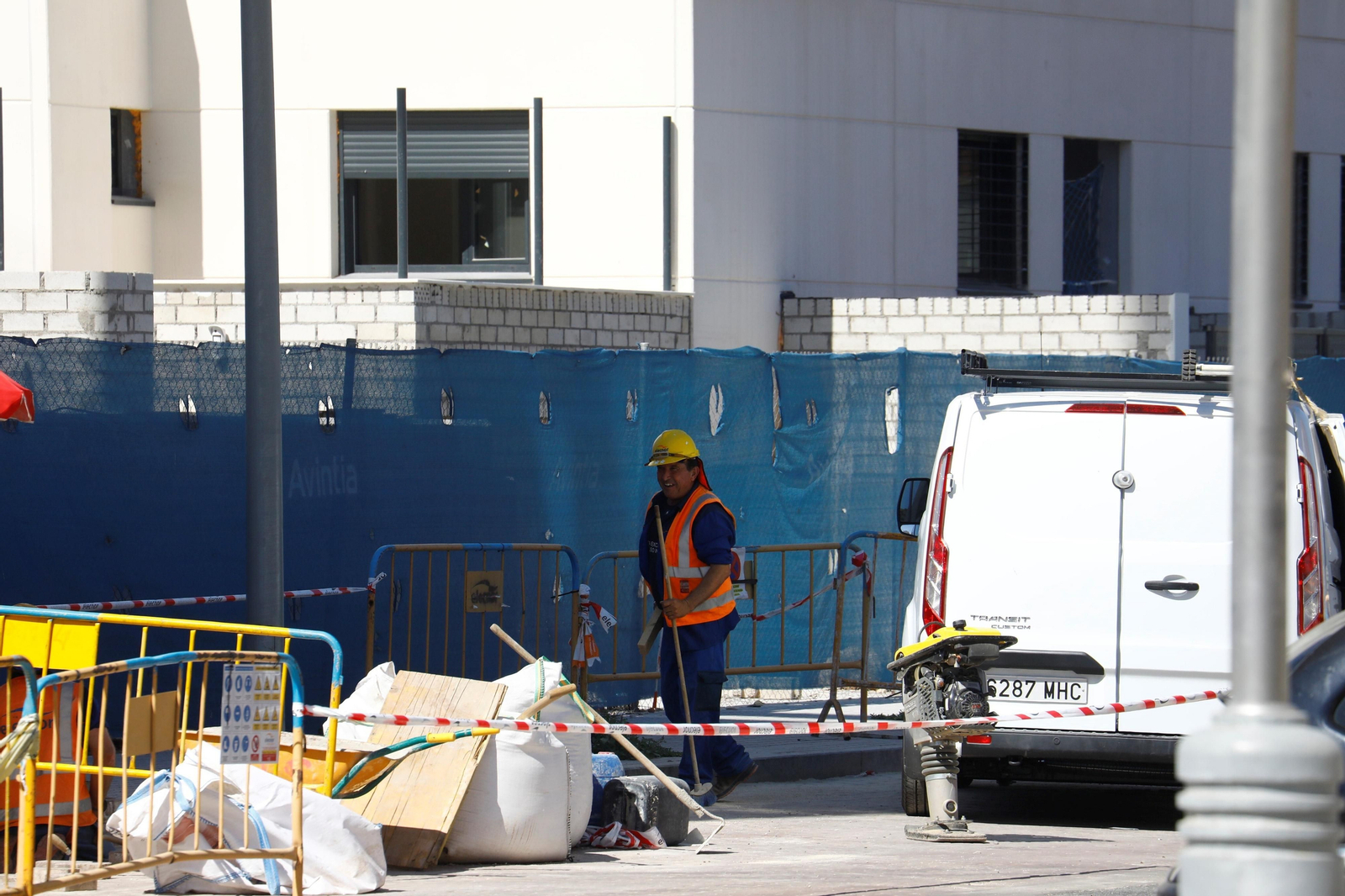 Una persona trabaja en la construcción de un edificio. Una persona trabaja en la construcción de un edificio.