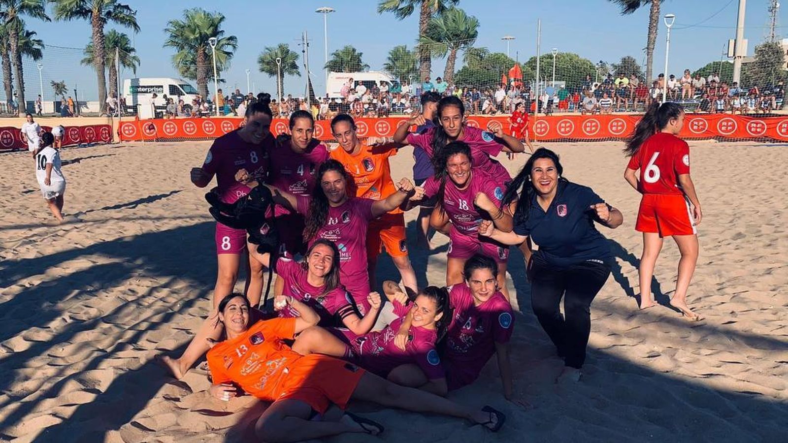 Las almerienses celebran una victoria esta temporada sobre la arena.