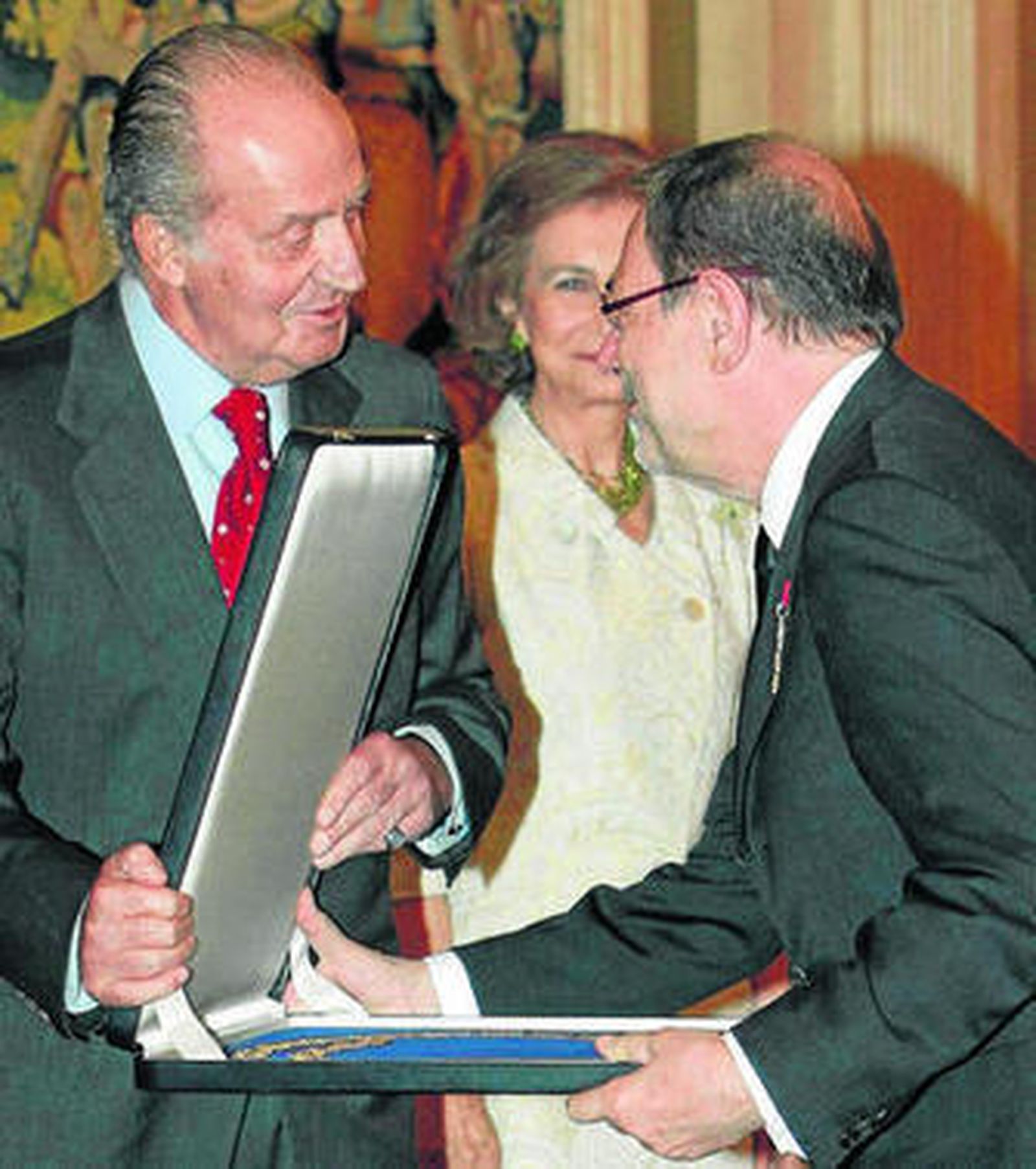 Javier Solana recibe de don Juan Carlos el galardón.