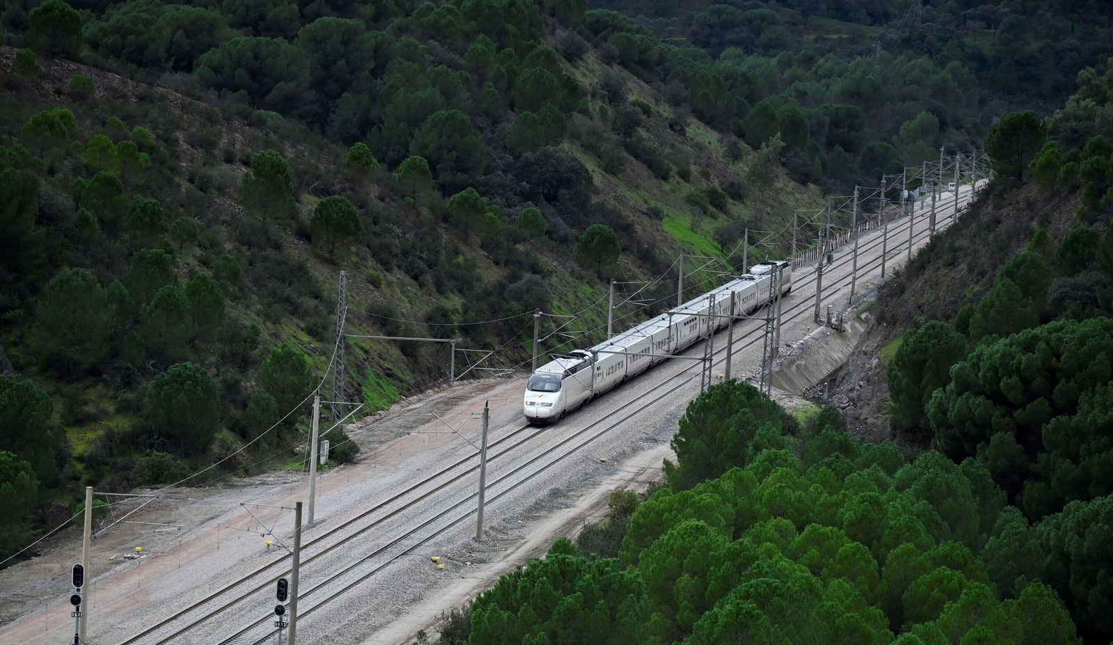 Los trenes vuelven a Adamuz un mes después de la tragedia, en imágenes