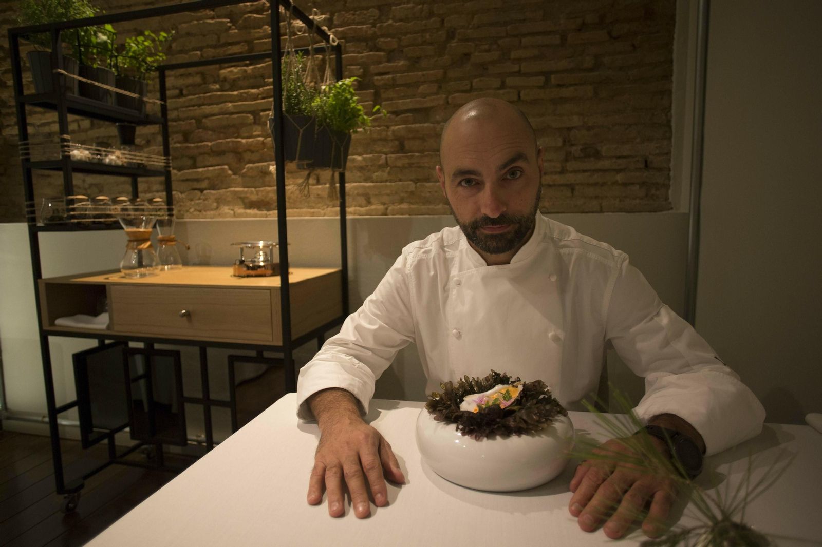 Benito Gómez, en su restaurante, el Bardal de Ronda, unos de los premiados por el club gastronómico.