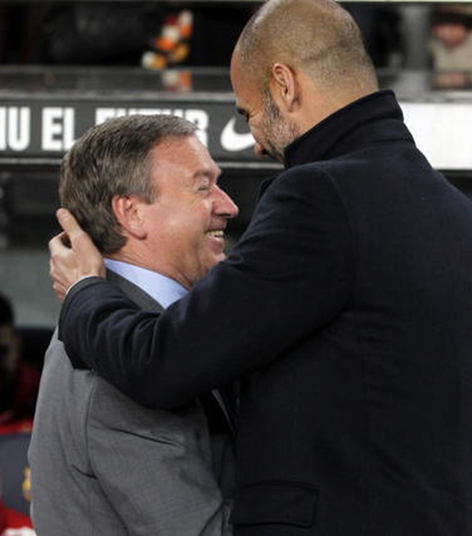 El Barcelona sufre para ganar con diez al Sporting de Gijón. / EFE