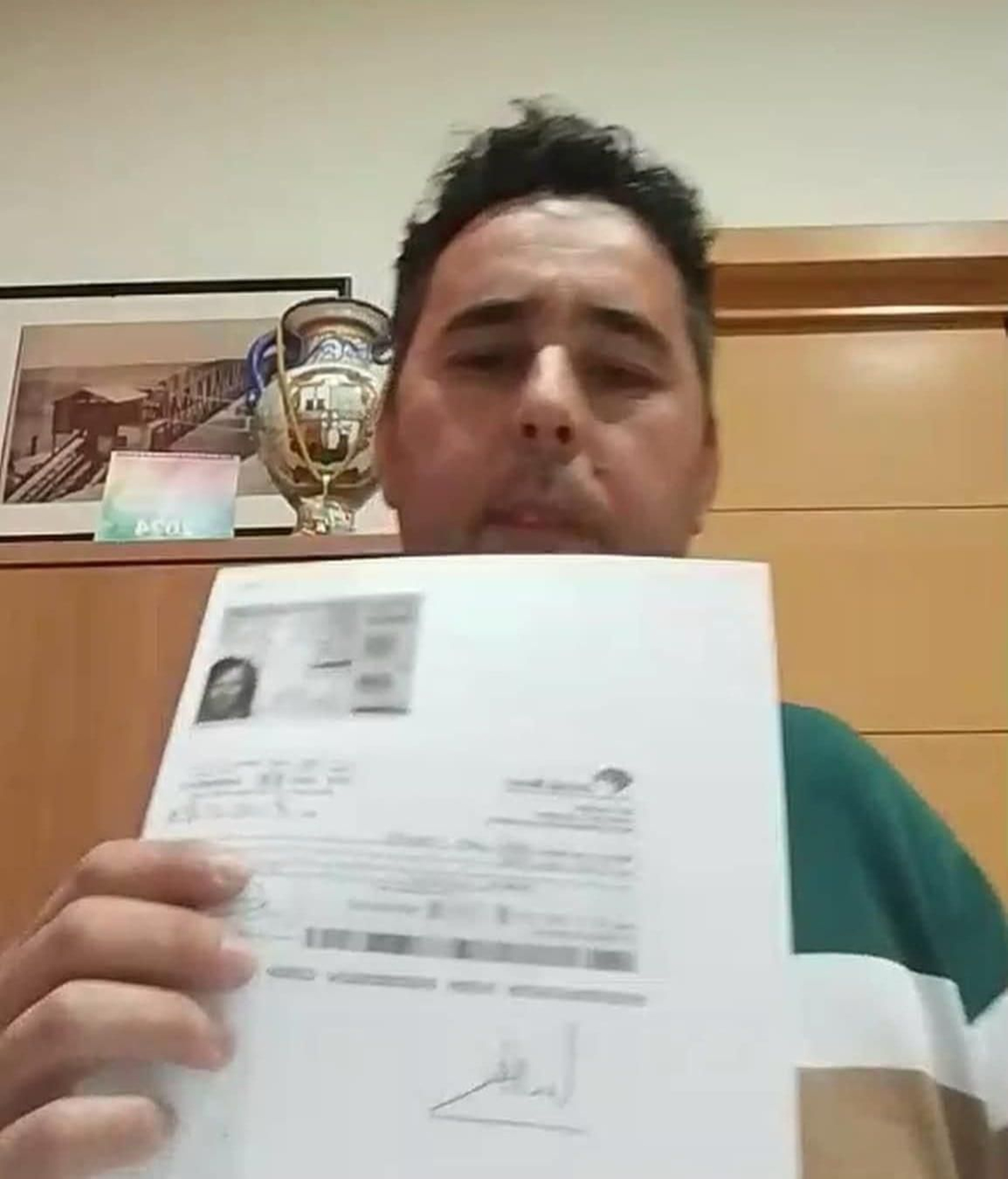 Ramos mostrando el DNI de la portavoz del PSOE y exalcaldesa, María López.