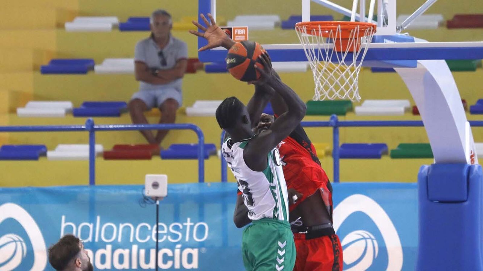 Las fotos de Real Betis - Fundación Granada en la Línea