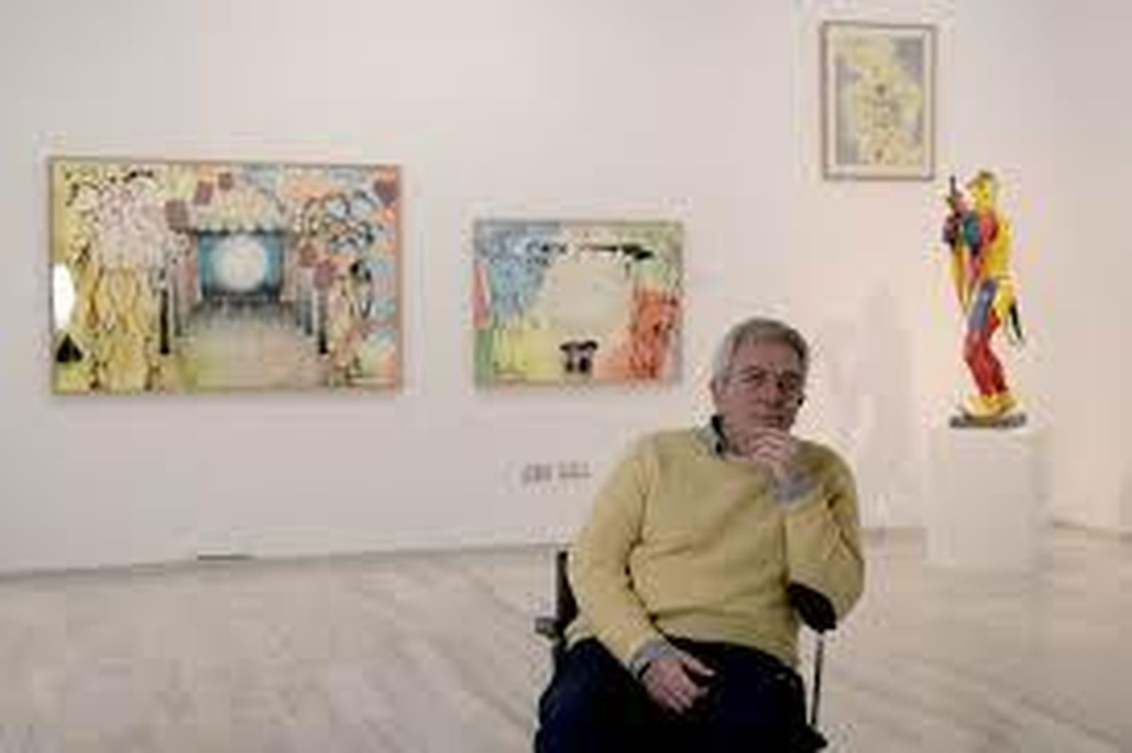 El pintor Chema Cobo, ante su obra.