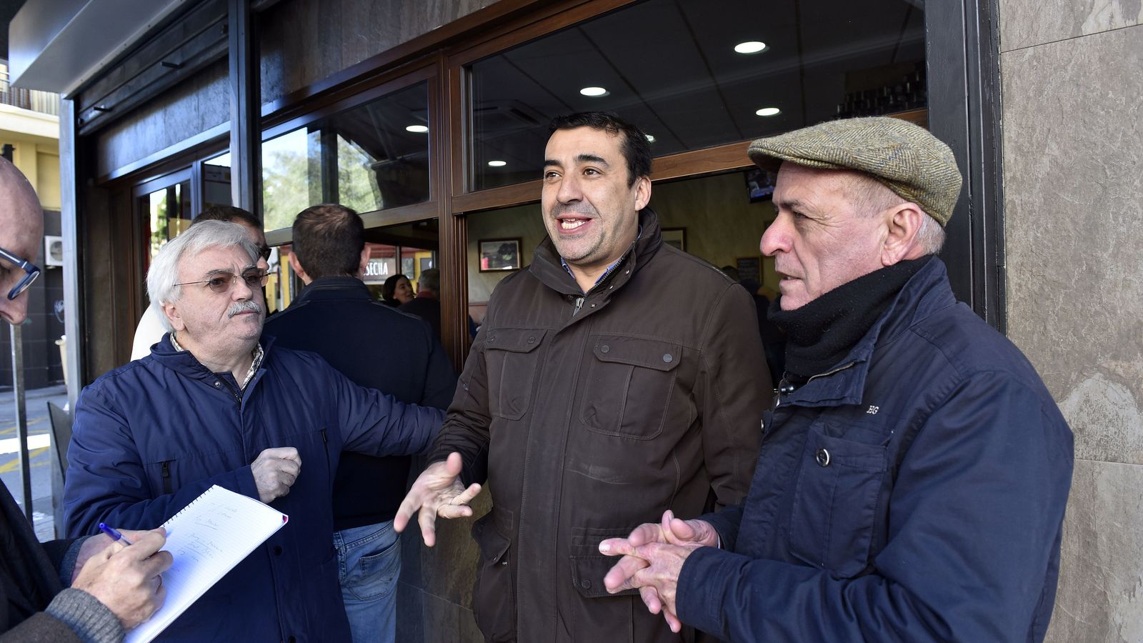 El librero Julio Reguera, el tabernero Álvaro Peregil y el fotógrafo Paco Macías, en La Fresquita.