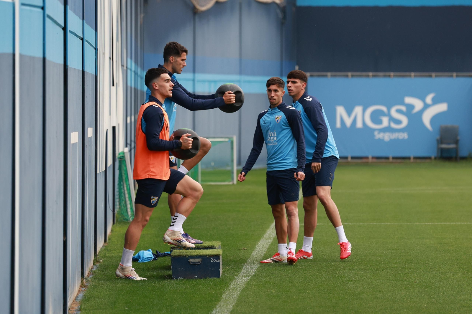 Ramón Enríquez: El capitán reaparece en muletas y sonriente