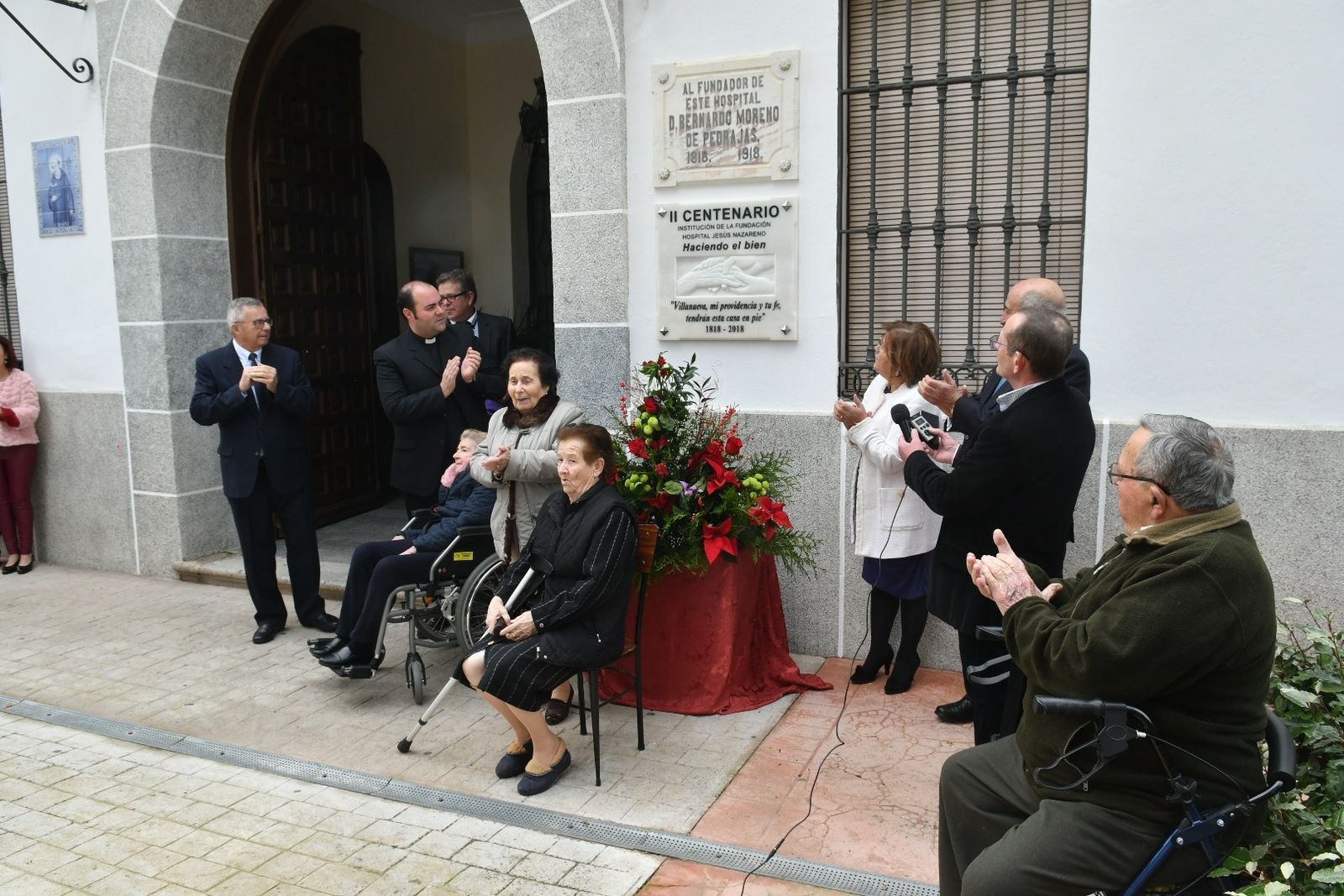 Un momento del descubrimiento de la placa.