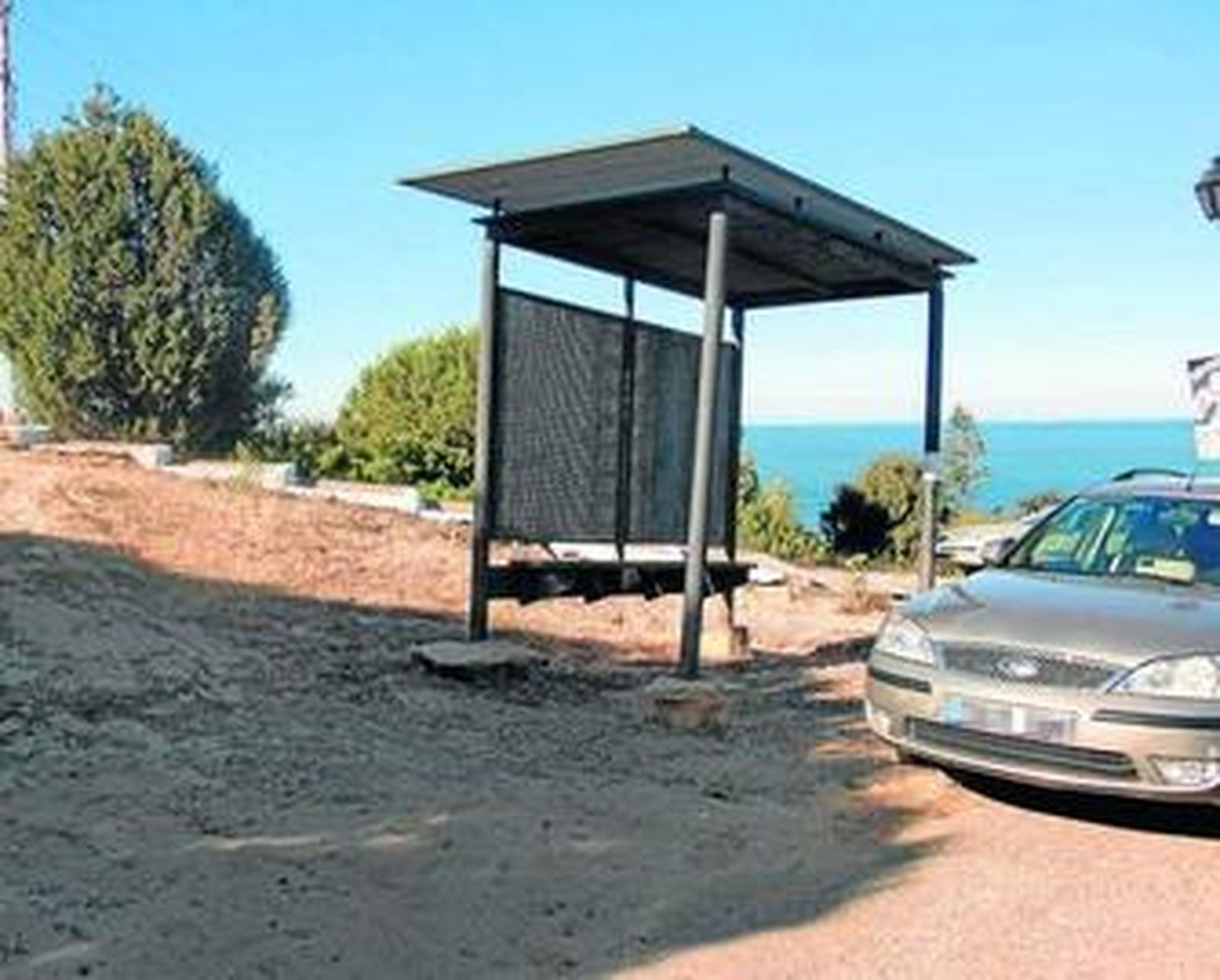 Un precaria parada de autobuses