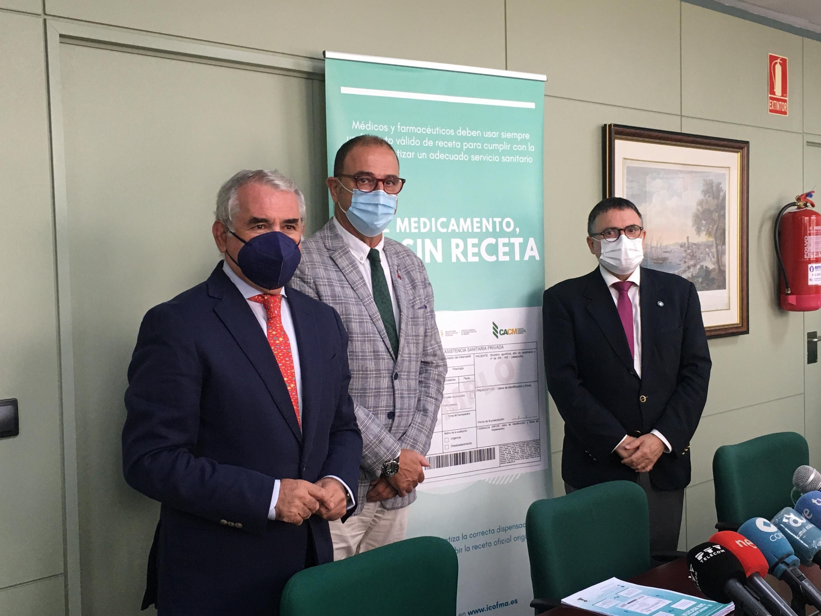 El delegado de Salud junto a los presidentes del Colegio de Médicos y de Farmacéuticos. El delegado de Salud junto a los presidentes del Colegio de Médicos y de Farmacéuticos.