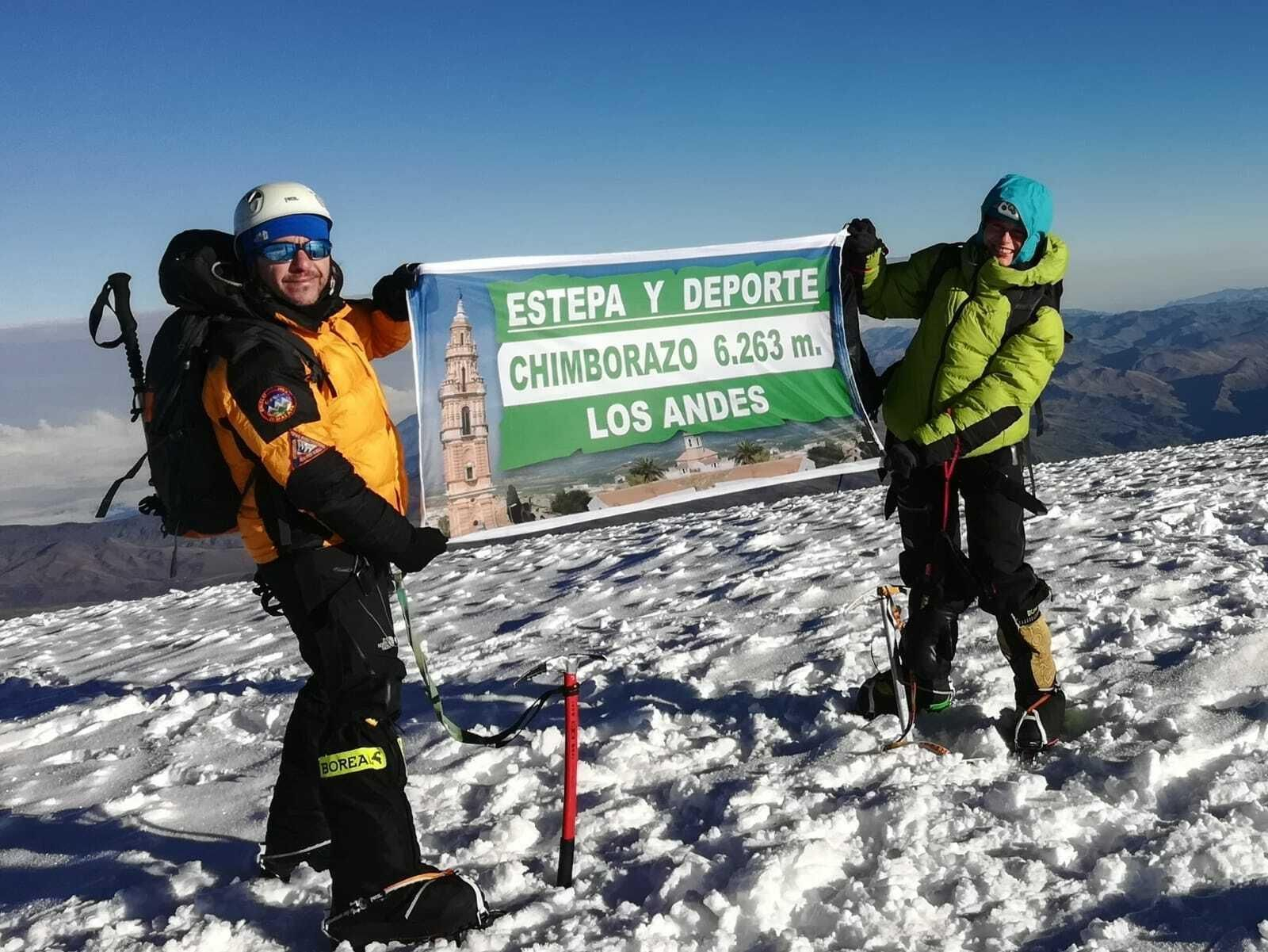José León y Paola Licheri, con la bandera con el nombre de Estepa tras culminar el ascenso al Chimborazo.