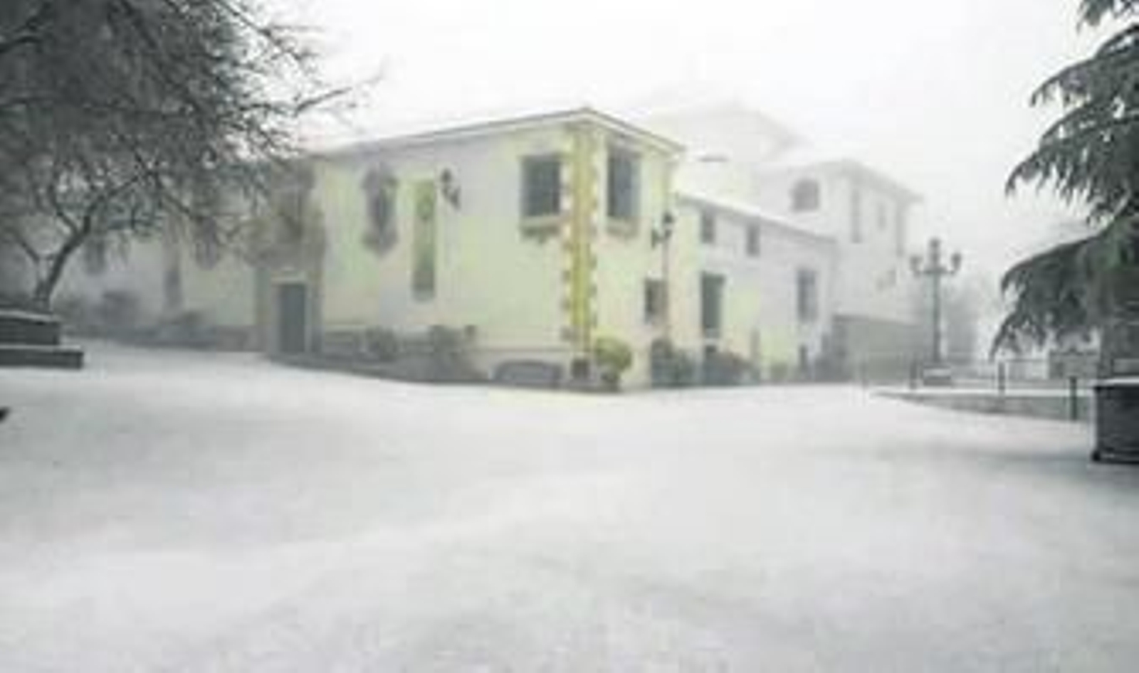 Aspecto que presentaba ayer el acceso al Santuario de la Sierra.