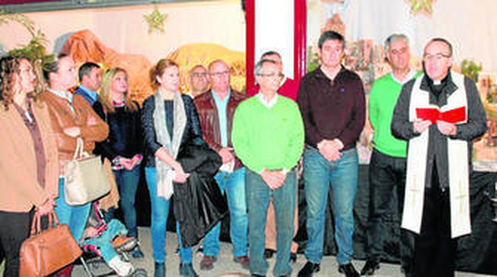 Autoridades junto a  Antonio José Cobo Cobo, Párroco de la parroquia de la Inmaculada Concepción de Adra que bendijo el montaje.