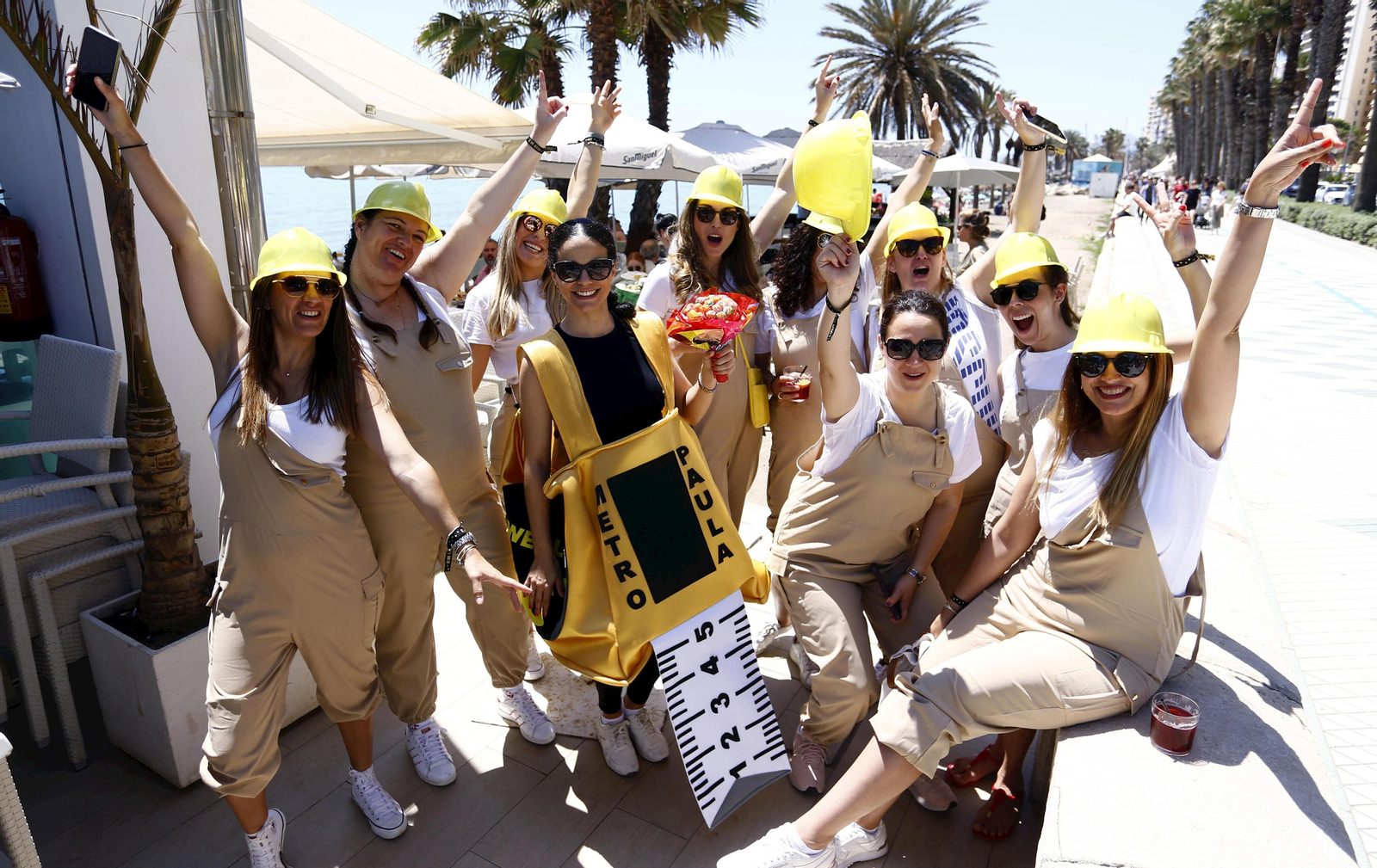 Un grupo de jóvenes de despedida de soltera en Málaga. Un grupo de jóvenes de despedida de soltera en Málaga.