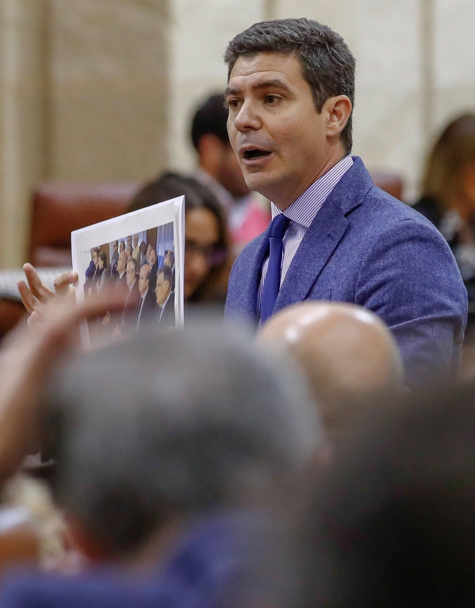 Romero, cuando enseñaba ayer una foto del banquillo del juicio de los ERE.