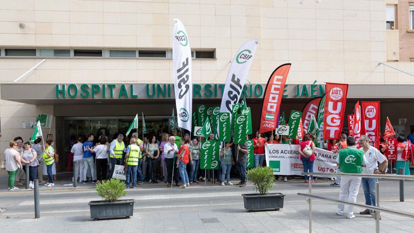 Concentración de sanitarios en el Hospital de Jaén. Concentración de sanitarios en el Hospital de Jaén.