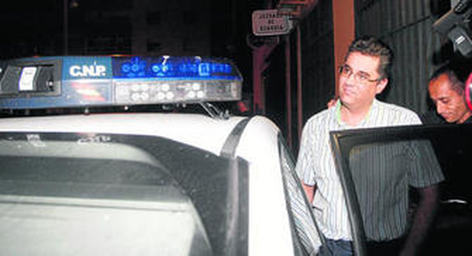 Javier López Luna, emocionado, instantes antes de introducirse en el zeta que le conduciría a comisaría antes de ir a prisión.