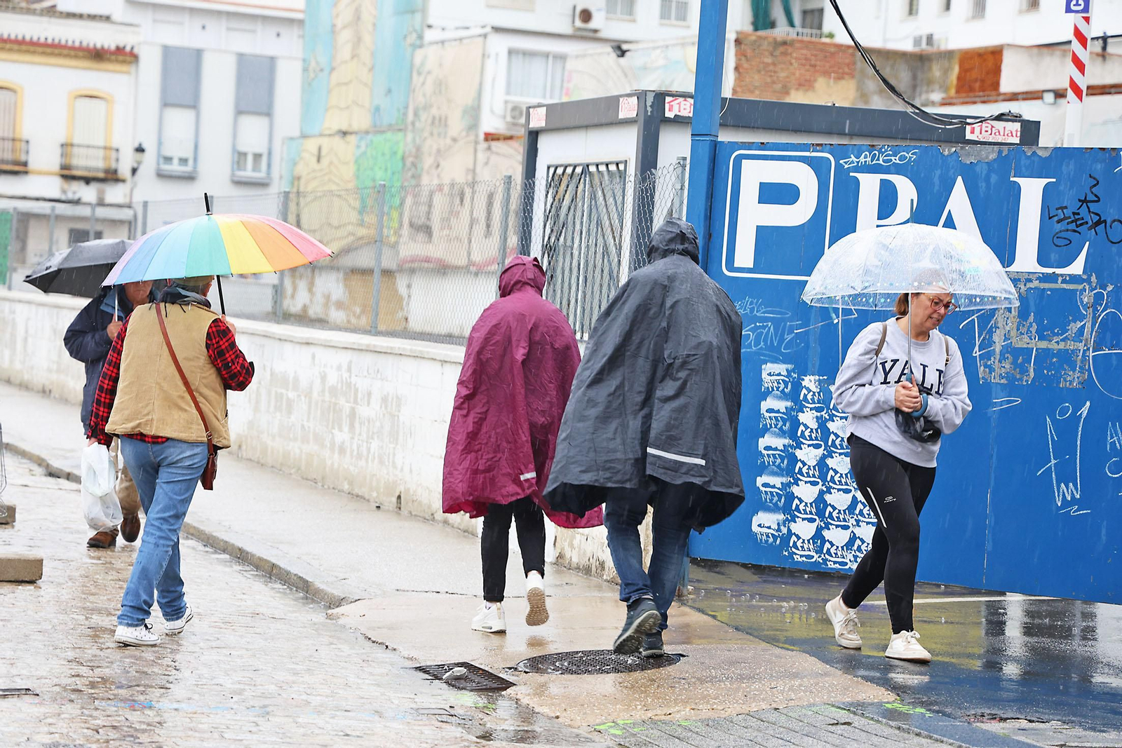 Imágenes de la lluviosa mañana de sábado en Huelva