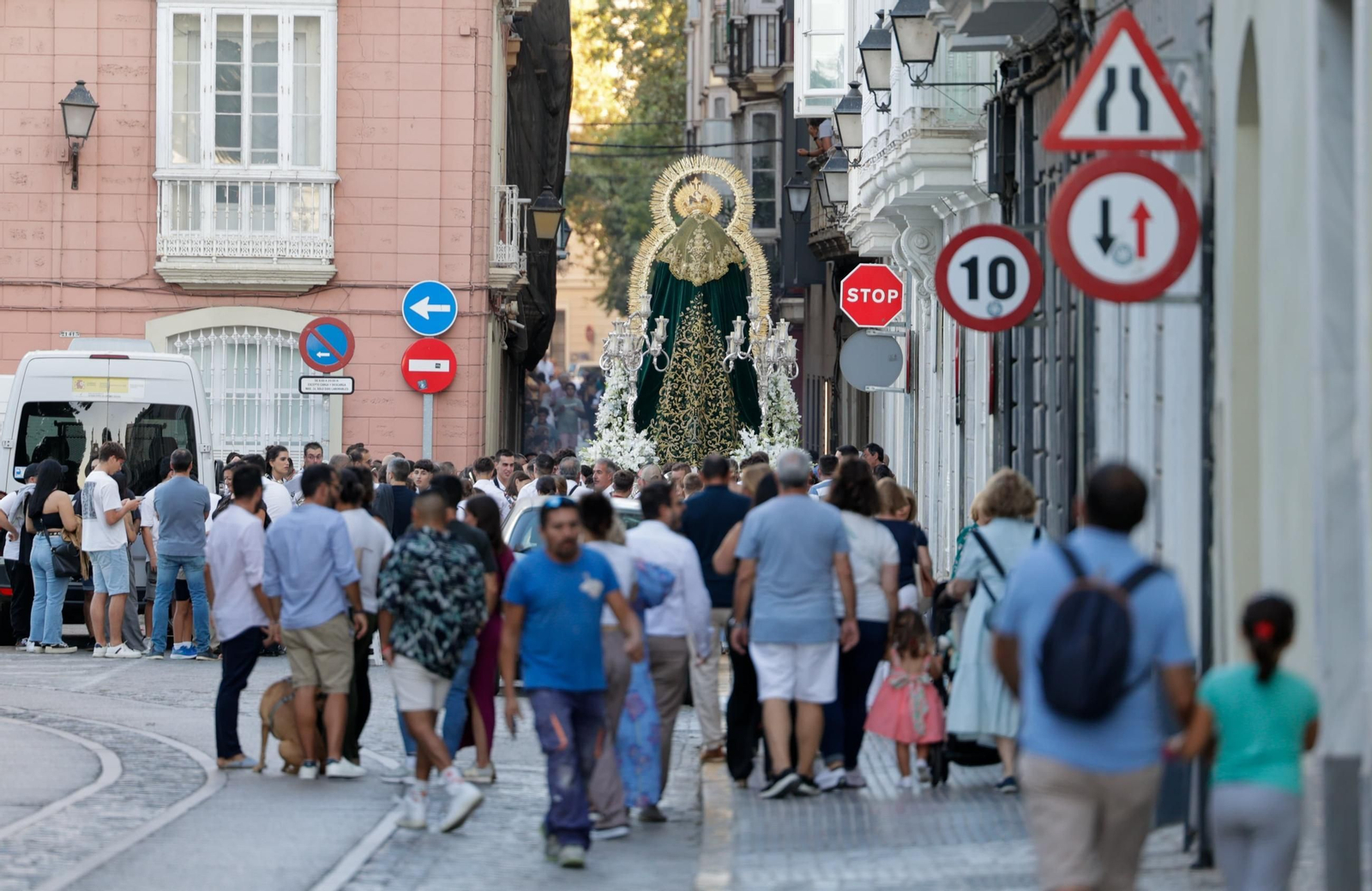 La Virgen de los Desamparados procesiona por Cádiz La Virgen de los Desamparados procesiona por Cádiz
