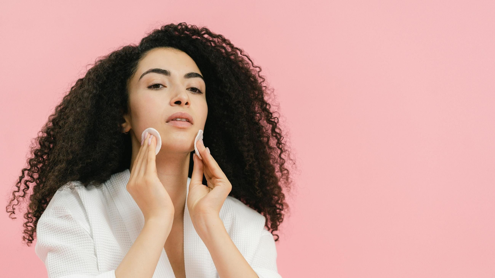 Descubre los limpiadores faciales más recomendados por expertos que dejarán tu piel limpia, sana y luminosa