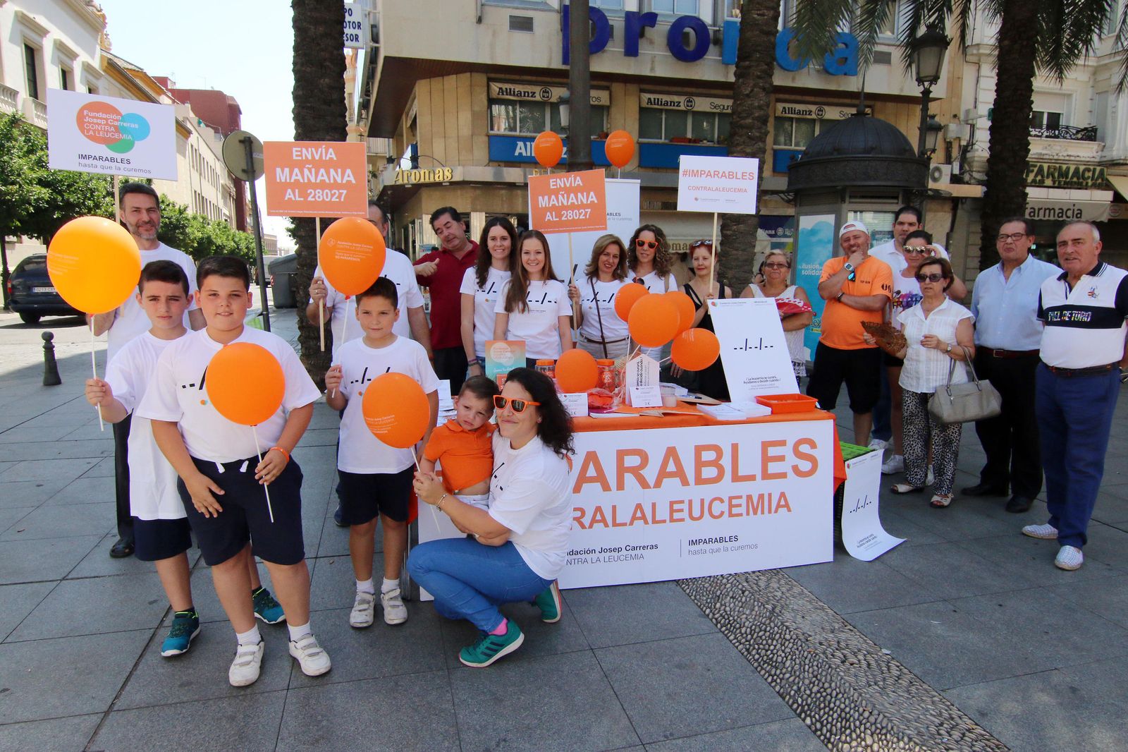 Integrantes de la Fundación Josep Carreras, ayer en la plaza de las Tendillas.