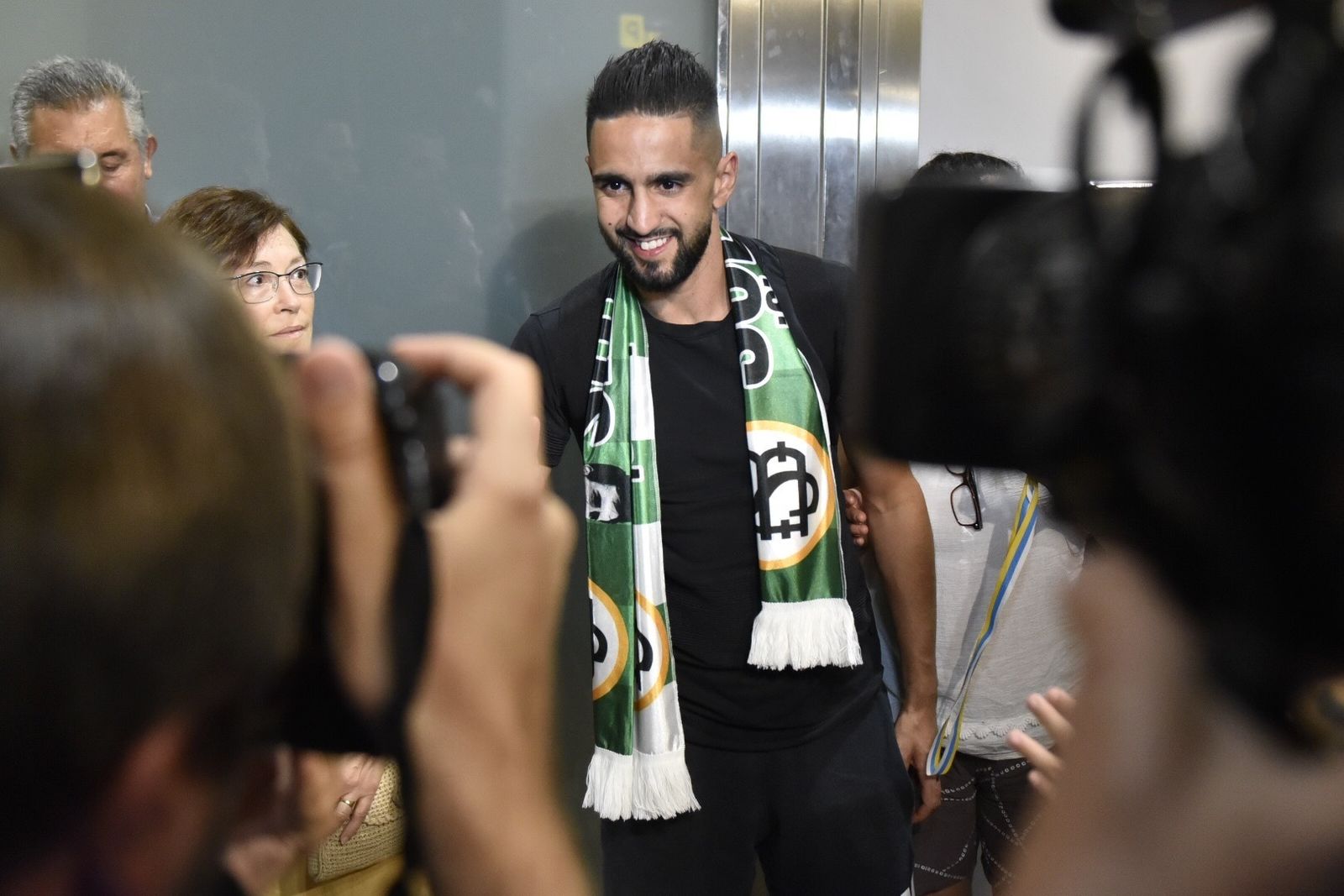 Ryad Boudebouz, el lunes, en su llegada a Sevilla.