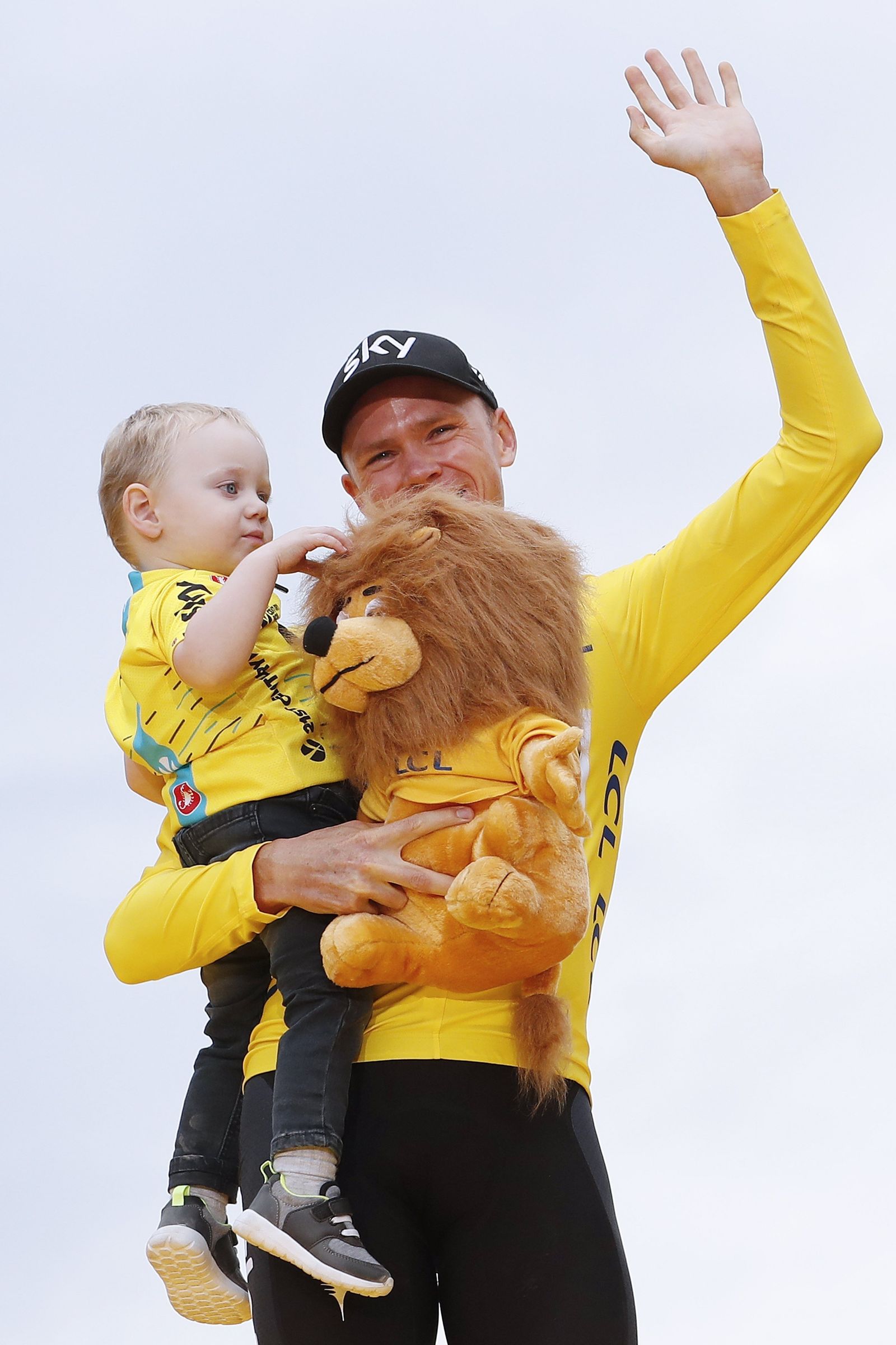 Chris Froome, en lo alto del podio de París con su hijo.