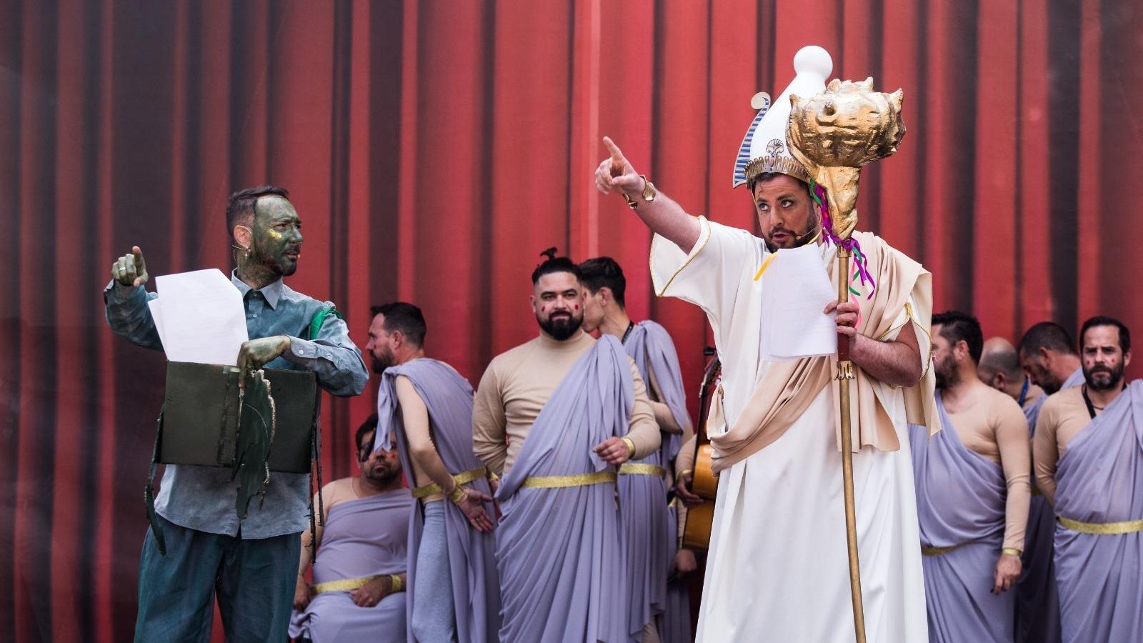 Juanma Bocuñano, en un momento de su pregón como Dios Melkart, en el Carnaval de San Fernando.
