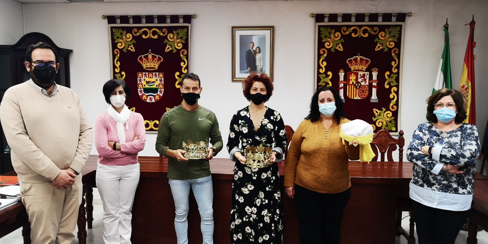 Los tres reyes acompañados por el alcalde de La Barca, Alejandro López; la delegada de Cultura, Paky Orellana, y la delegada de Bienestar Social, Antonia Lamela.