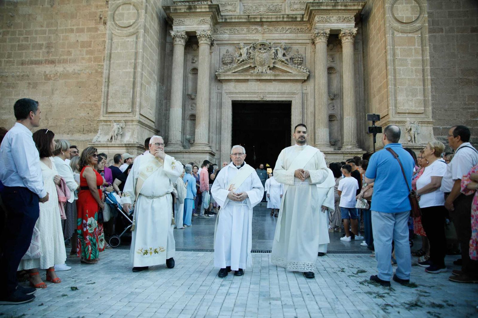 Imágenes de la procesión del Corpus Christi en Almería: así han sido la misa y la posterior marcha por la capital