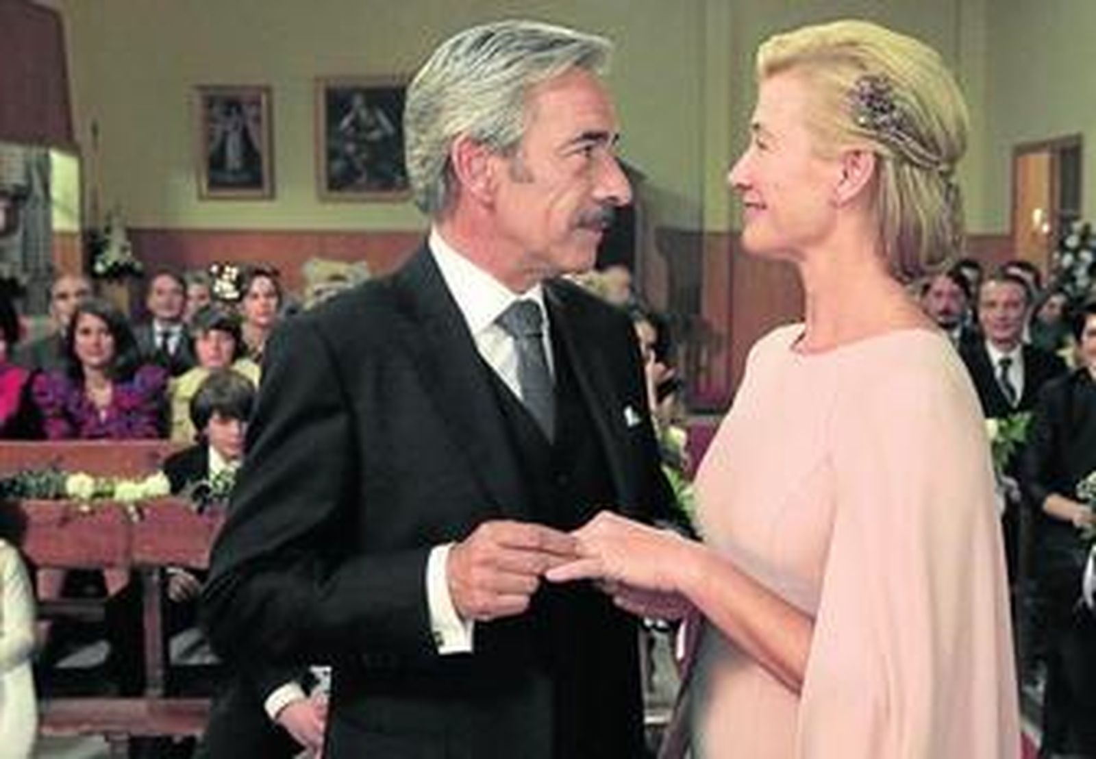 Imanol Arias y Ana Duato, Antonio y Merche Alcántara, en la boda del final de las 17ª temporada.