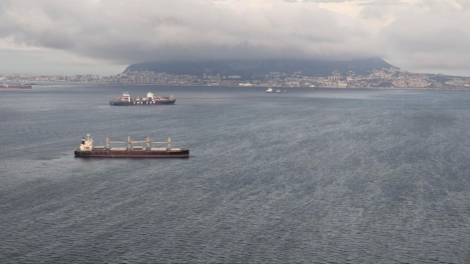 Gibraltar, bajo una manta de nubes, con la bahía de Algeciras en primer término.