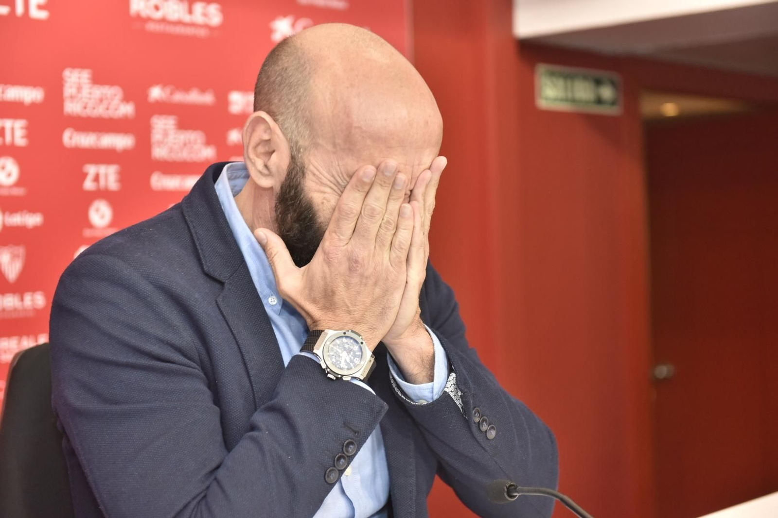 Ramón Rodríguez Verdejo, 'Monchi', llora en su despedida del Sevilla FC.