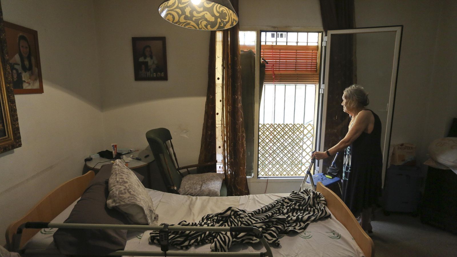 La madre de María del Mar mira desde su ventana