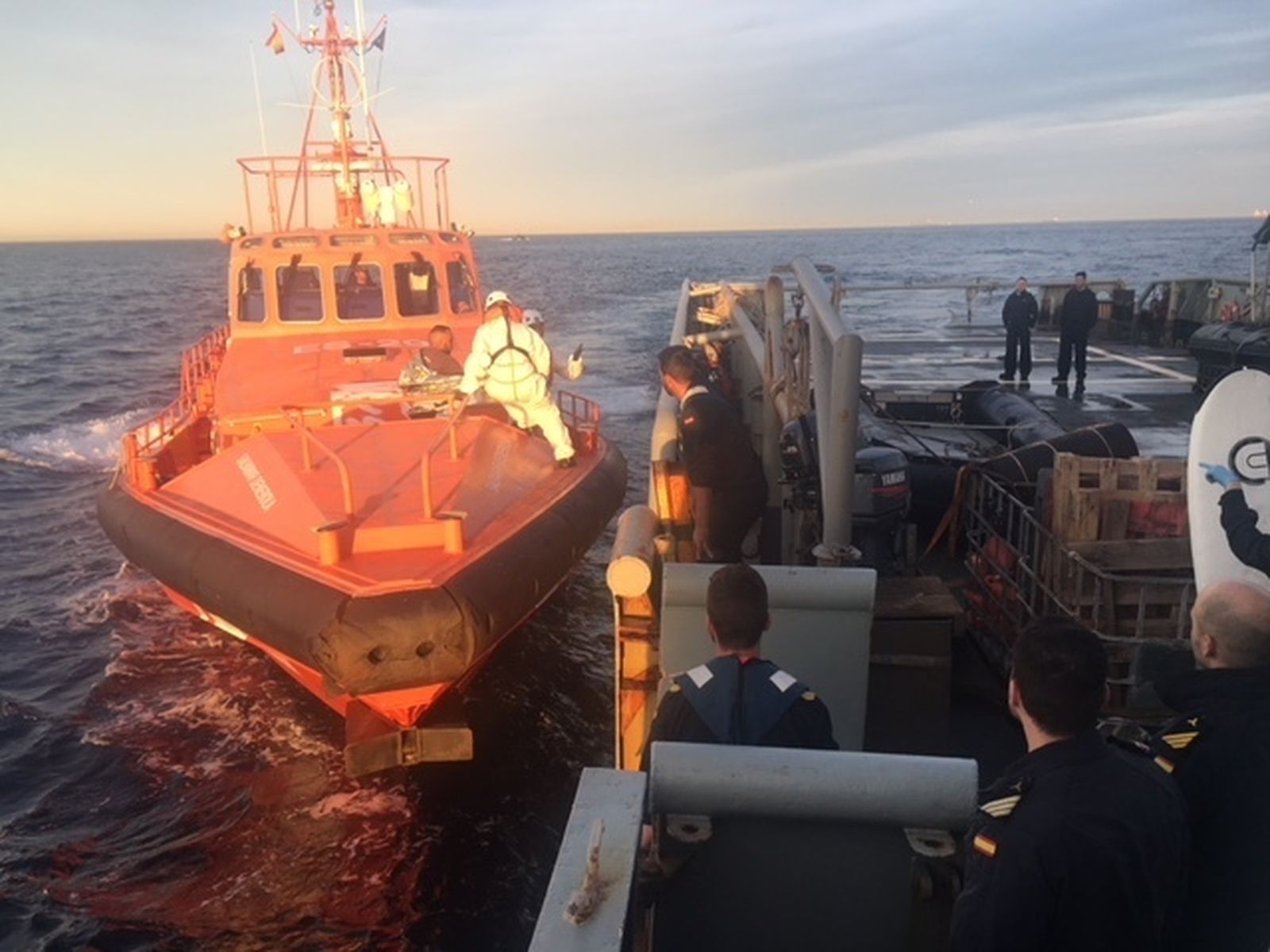 Instantes previos a que el 'Mar Caribe' transfiriera el rescatado a Salvamento.