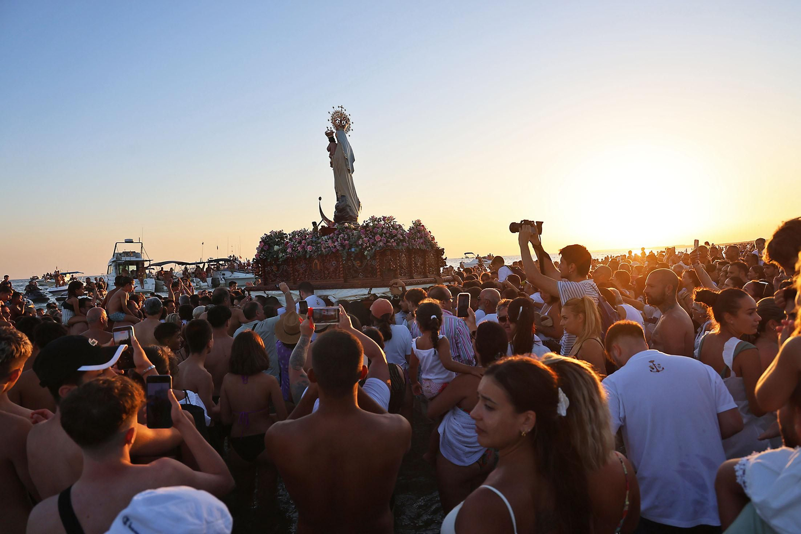 Imágenes de la Virgen del Carmen procesionando en Punta Umbría