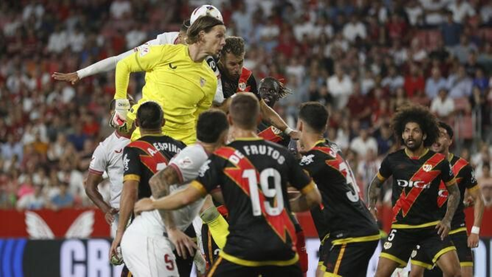 En-Nesyri aprovecha la superioridad que crea Nyland para cabecear en solitario el empate final.