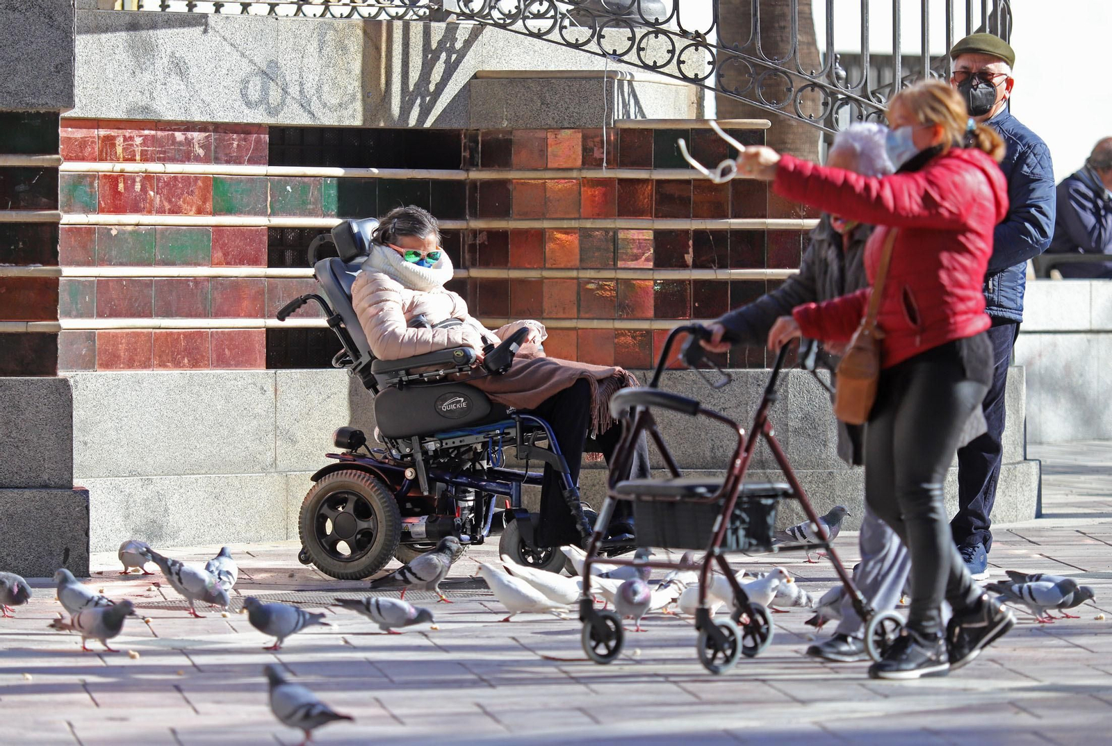 Jornada de frío intenso en las calles de Huelva