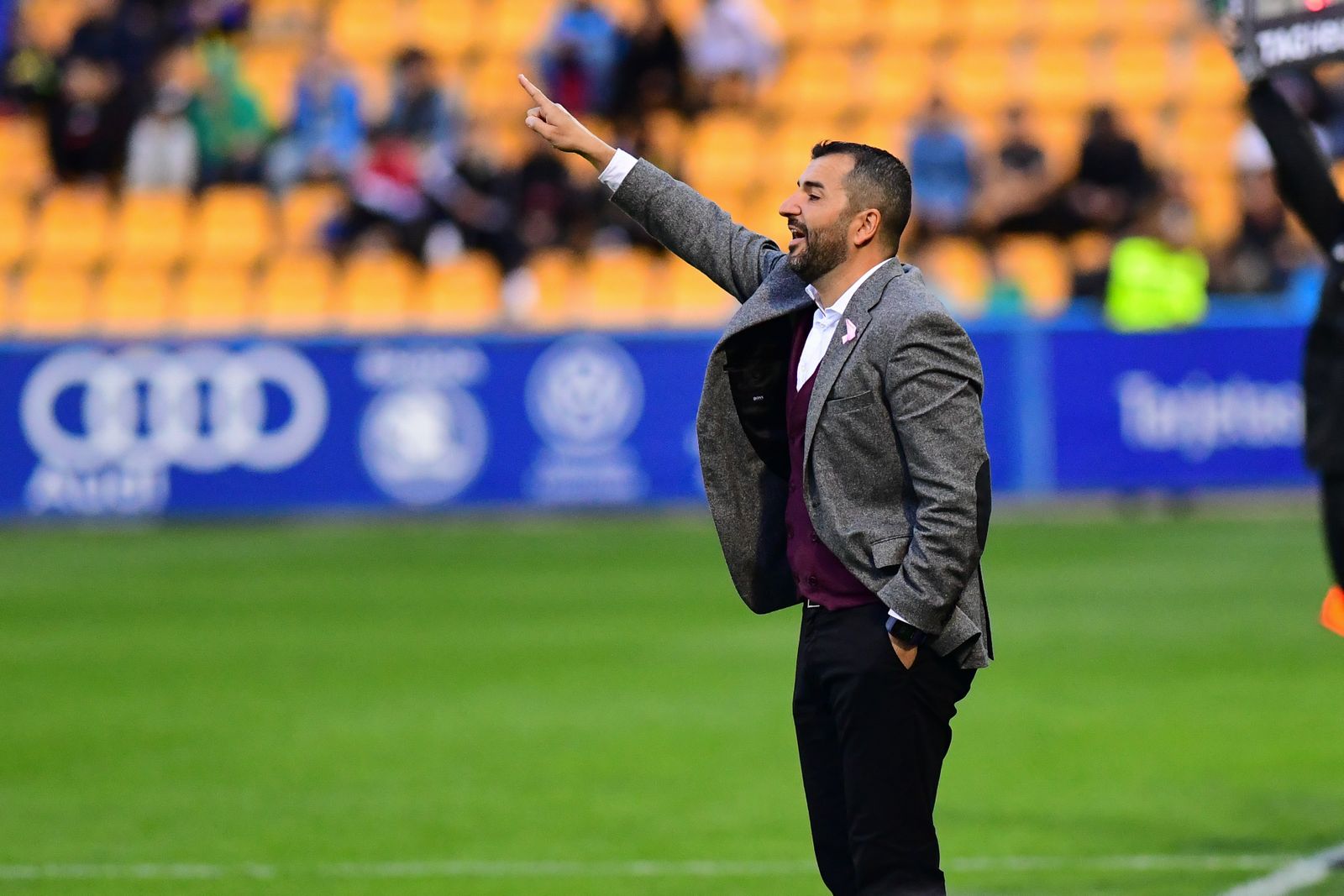 Diego Martínez se dirige a sus jugadores en choque del Granada CF en Alcorcón.